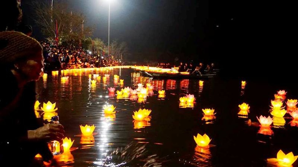 Những ngọn đèn hoa đăng được người dân thả xuống sông tạo nên vẻ đẹp lạ thường, lung linh huyền ảo.