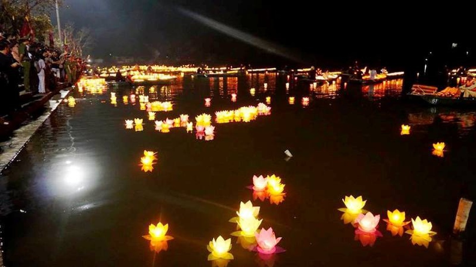 Mỗi ngọn đèn hoa đăng là một ước nguyện của từng người. Ai cũng mong muốn đất nước mãi thái bình thịnh vượng, gia đình được bình an.