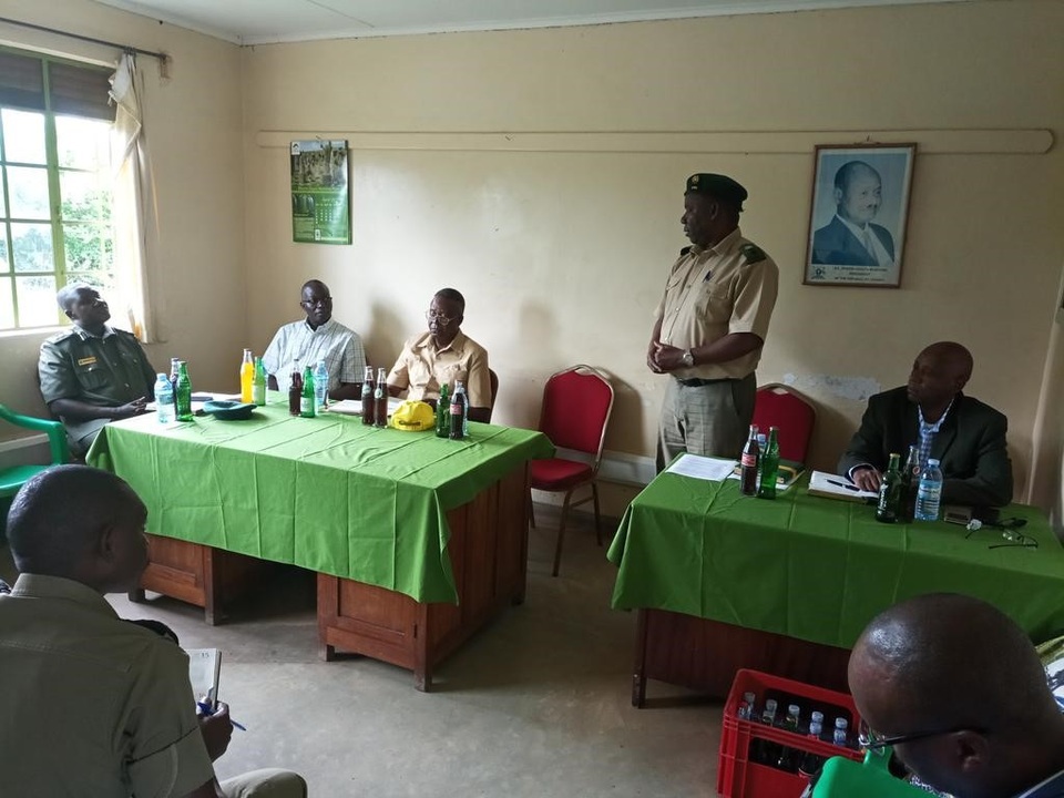 
Bộ trưởng Bộ Du lịch, Động vật hoang dã và Cổ vật, Giáo sư Danh dự Ephraim Kamuntuđang - Quản lý trưởng của Công viên Quốc gia Nữ hoàng Elizabeth tóm tắt sự việc trước khi nói chuyện với truyền thông và báo chí tại làng chai Hamukungu nơi bầy sư tử bị đầu độc ( Ảnh từ Twitter của Tổ chức Động vật hoang dã Uganda)
