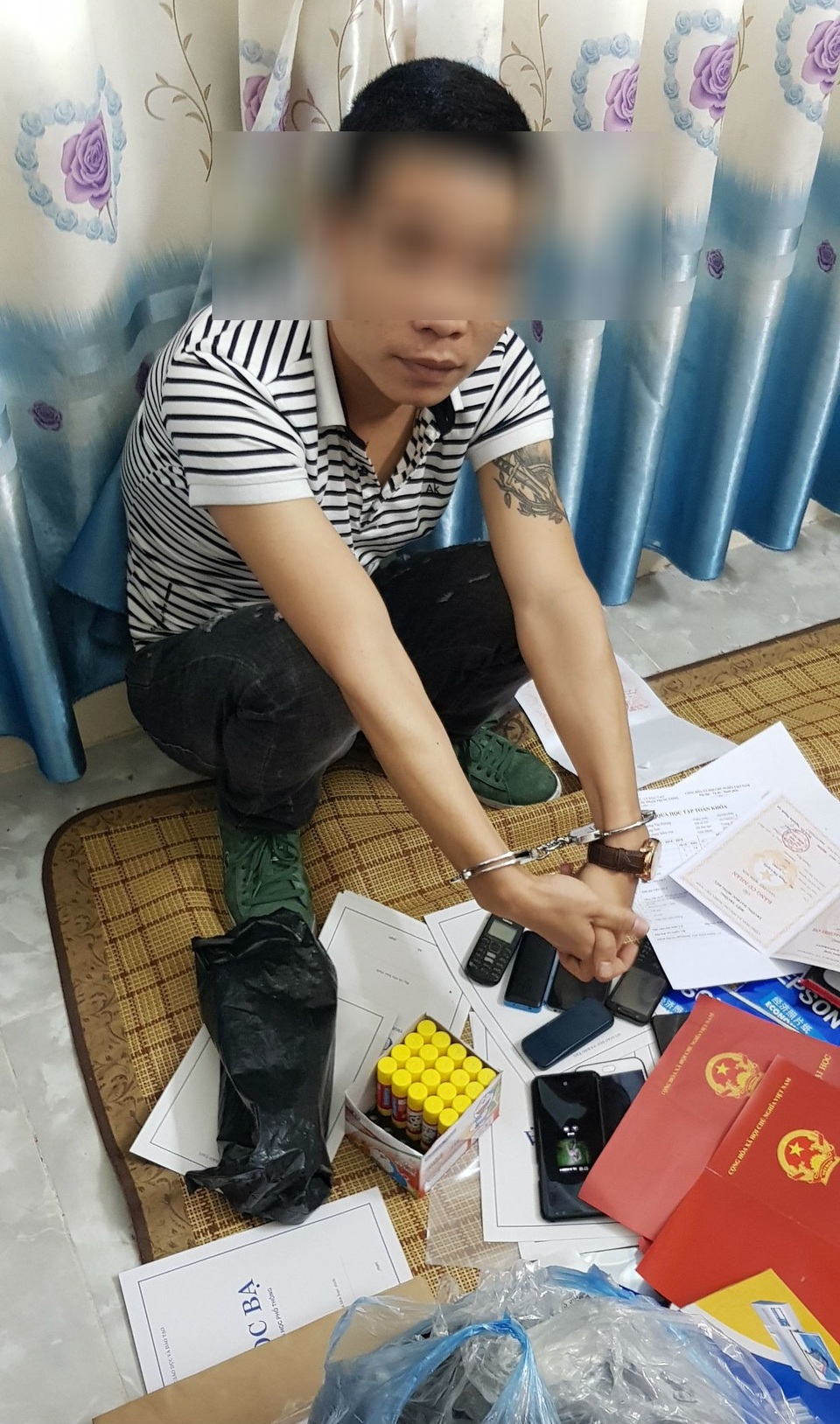 Hà Nội: Hàng nghìn văn bằng giả trong đường dây bị tố cáo đã tiêu thụ trót lọt - 1 Đối tượng Phạm Công Duy cùng với các thiết bị làm chứng chỉ, văn bằng giả.