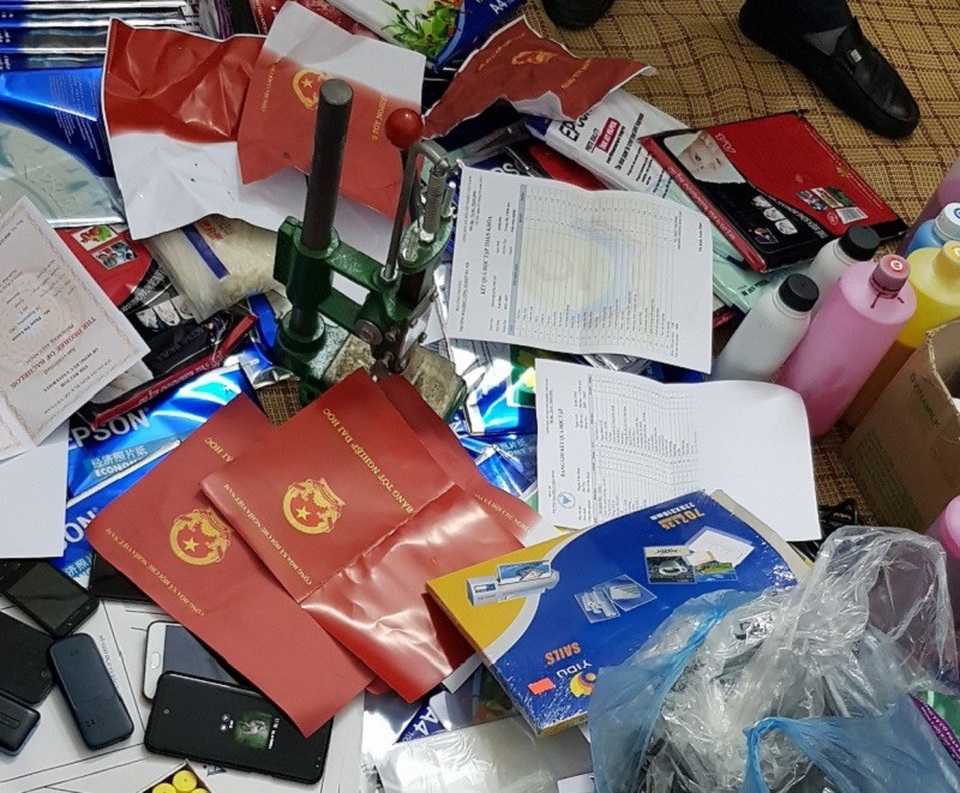 Hà Nội: Hàng nghìn văn bằng giả trong đường dây bị tố cáo đã tiêu thụ trót lọt - 2 Theo ước tính có đến hàng nghìn văn bằng, chứng chỉ giả đã được tiêu thụ trót lọt