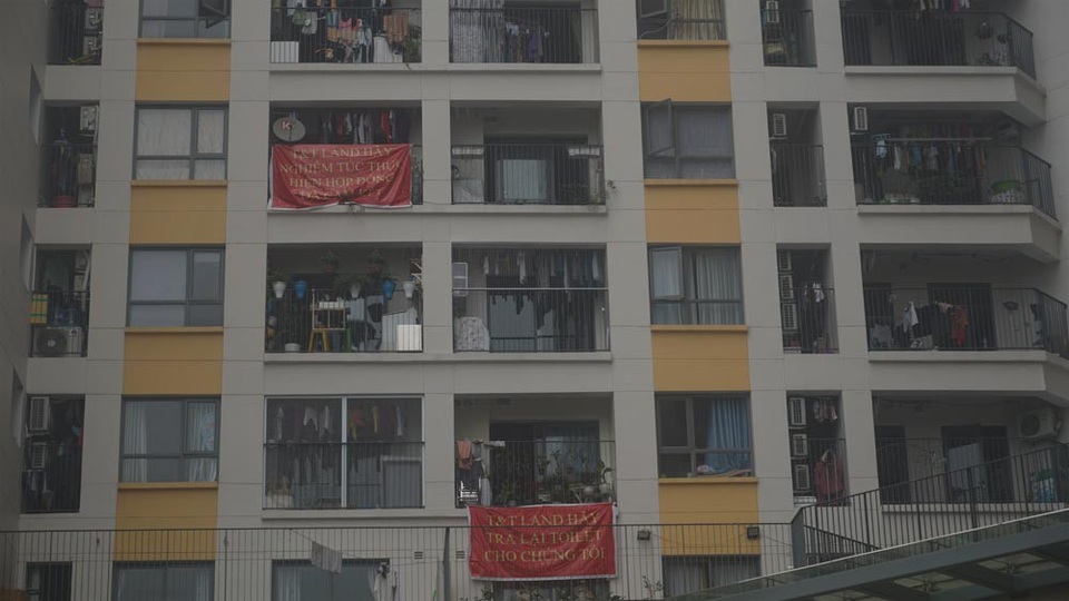 Siêu thị, trường học bịt kín cửa thoát hiểm, khi cháy dân chung cư chạy đi đâu? - 8
Ngoài vấn đề bất cập về công tác PCCC, cư dân chung cư này cũng đang vướng nhiều bất bình với chủ đầu tư.