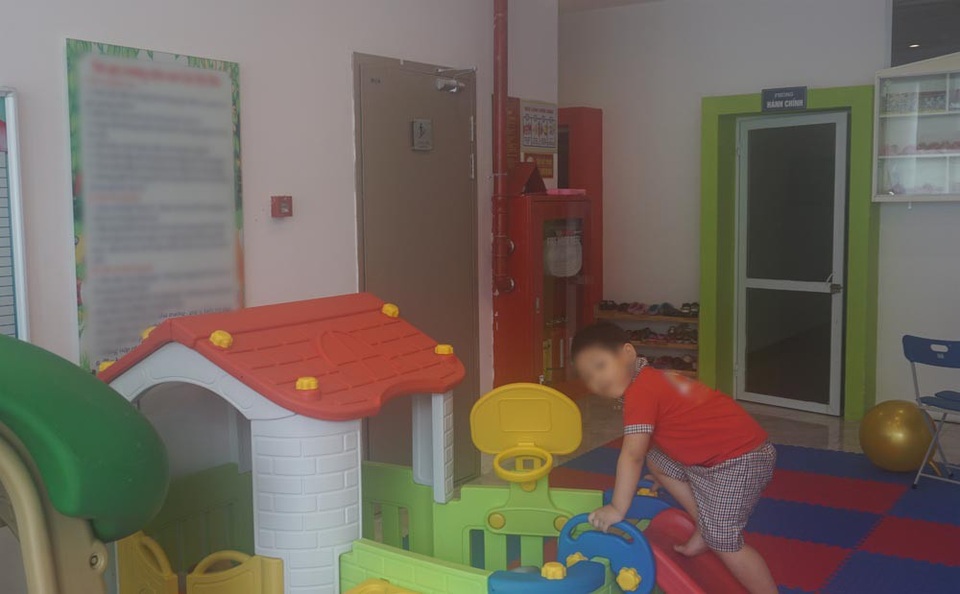 Siêu thị, trường học bịt kín cửa thoát hiểm, khi cháy dân chung cư chạy đi đâu? - 3 Hai vị trí cửa thoát hiểm tại tầng 1 tòa A và C của chung cư T&T Riverview nằm gọn trong siêu thị và trường mầm non - tiềm ẩn nguy cơ mất an toàn khi có sự cố cháy nổ vì cư dân rất khó thoát được ra ngoài.