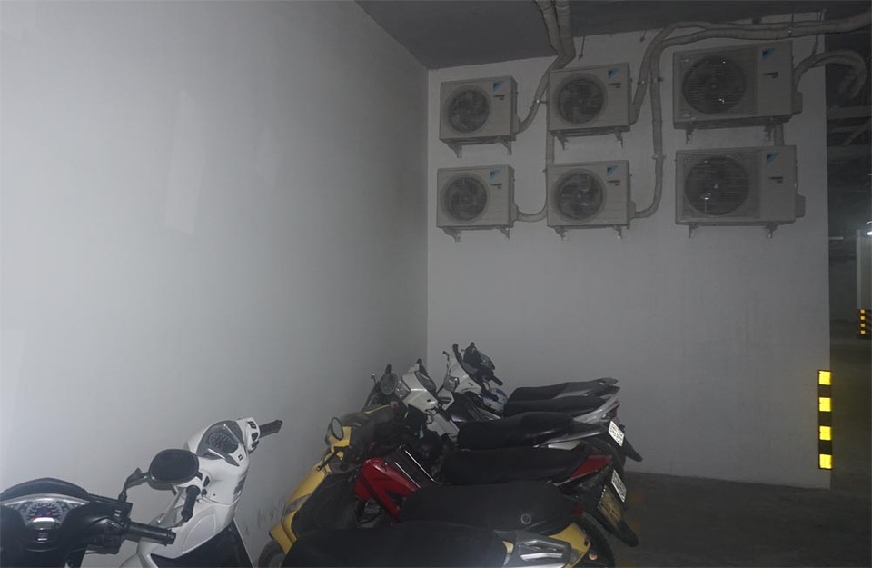 Siêu thị, trường học bịt kín cửa thoát hiểm, khi cháy dân chung cư chạy đi đâu? - 6 Cư dân lo lắng, 6 cục nóng điều hòa tại tầng hầm để xe này sẽ có nguy cơ gây cháy nổ.