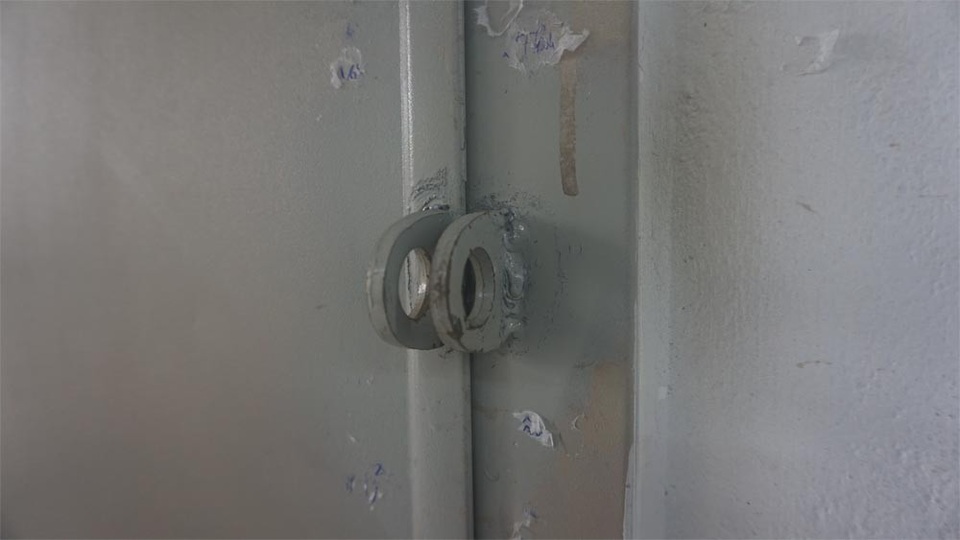 Siêu thị, trường học bịt kín cửa thoát hiểm, khi cháy dân chung cư chạy đi đâu? - 5 Sau đó, khóa cửa thoát hiểm được mở ra, nhưng tai khóa vẫn còn. Cư dân đặt nghi vấn, khi ngừng hoạt động, nhất là vào ban đêm rất có thể chủ siêu thị sẽ khóa cánh cửa thoát hiểm này lại để bảo vệ tài sản.
