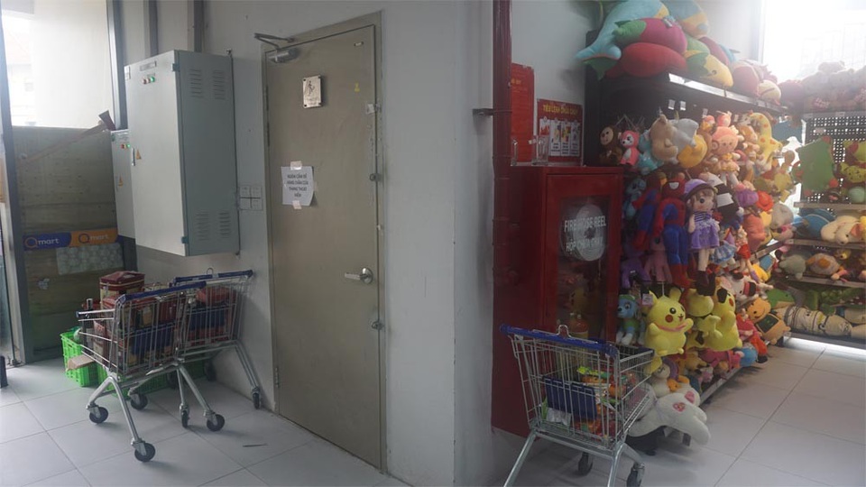 Siêu thị, trường học bịt kín cửa thoát hiểm, khi cháy dân chung cư chạy đi đâu? - 2 Siêu thị, trường học bịt kín cửa thoát hiểm, khi cháy dân chung cư chạy đi đâu? - 2