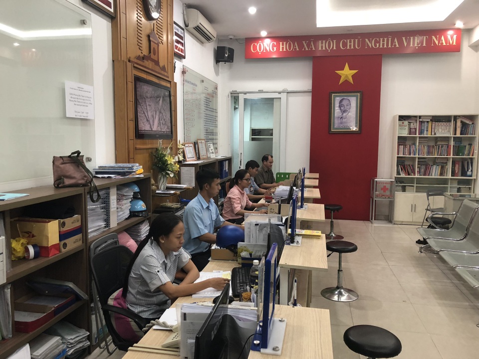 TPHCM: Phường mở cửa đến tối giúp dân thuận tiện công chứng giấy tờ - 2 Cán bộ phường Bến Thành đang trực tại trụ sở phường lúc 19h tối 17/4 để phục vụ người dân chứng thực