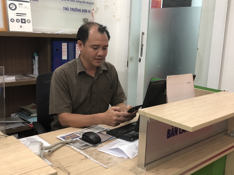 TPHCM: Phường mở cửa đến tối giúp dân thuận tiện công chứng giấy tờ - 3 Lãnh đạo phường trực để ký các giấy tờ ngoài giờ hành chính tại trụ sở phường