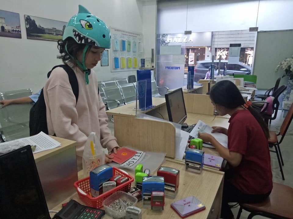 TPHCM: Phường mở cửa đến tối giúp dân thuận tiện công chứng giấy tờ - 4 Người dân đến xác nhận sao y giấy tờ ngoài giờ hành chính tại phường Bến Thành