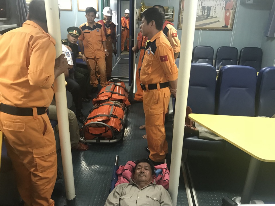 Cứu 4 thuyền viên tuyệt vọng, kiệt sức trôi dạt trên biển - 2 Cứu 4 thuyền viên tuyệt vọng, kiệt sức trôi dạt trên biển - 2