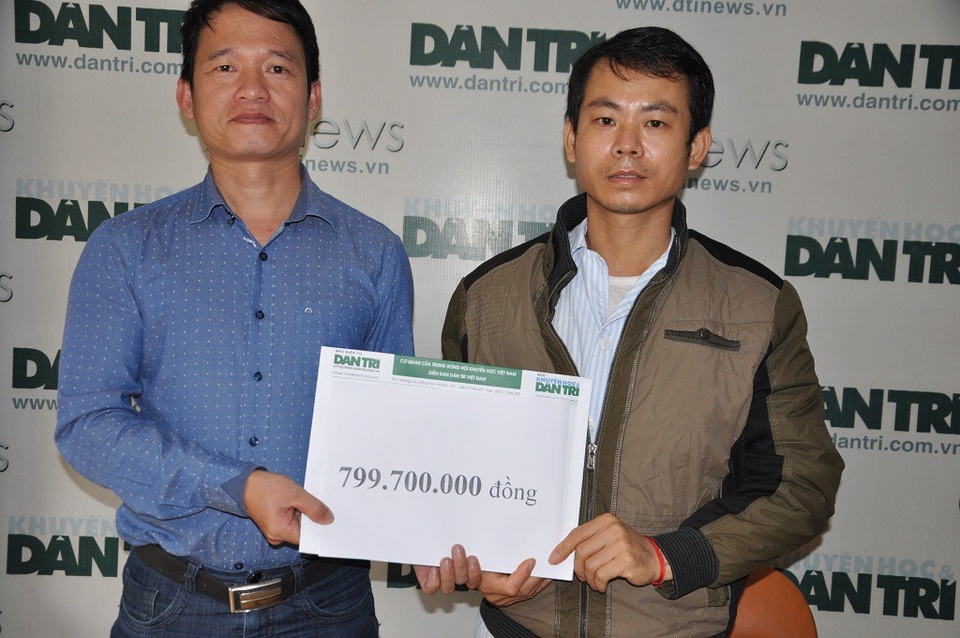 Gần 800 triệu đồng đến với hai bố con anh Phan Văn Vũ - 2
Nhà báo Nguyễn Thế Nam - Phó ban truyền thông và Công tác xã hội báo điện tử Dân trí trao số tiền 799.700.000 đồng bạn đọc ủng hộ qua Quỹ Nhân ái đến anh Vũ