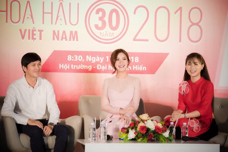 Chí Thiện gây sốc khi ngồi lên bàn học “ghẹo” nữ sinh đại học - 5 Chí Thiện gây sốc khi ngồi lên bàn học “ghẹo” nữ sinh đại học - 5