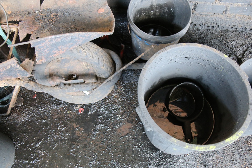 Theo một cán bộ Phòng Cảnh sát môi trường, cà phê ở đây được sản xuất theo công thức vỏ cà phê trộn với bột đá, cà phê thải loại ngâm qua nước pha bột pin, trong đó thành phần chủ yếu là bột đá và vỏ cà phê.