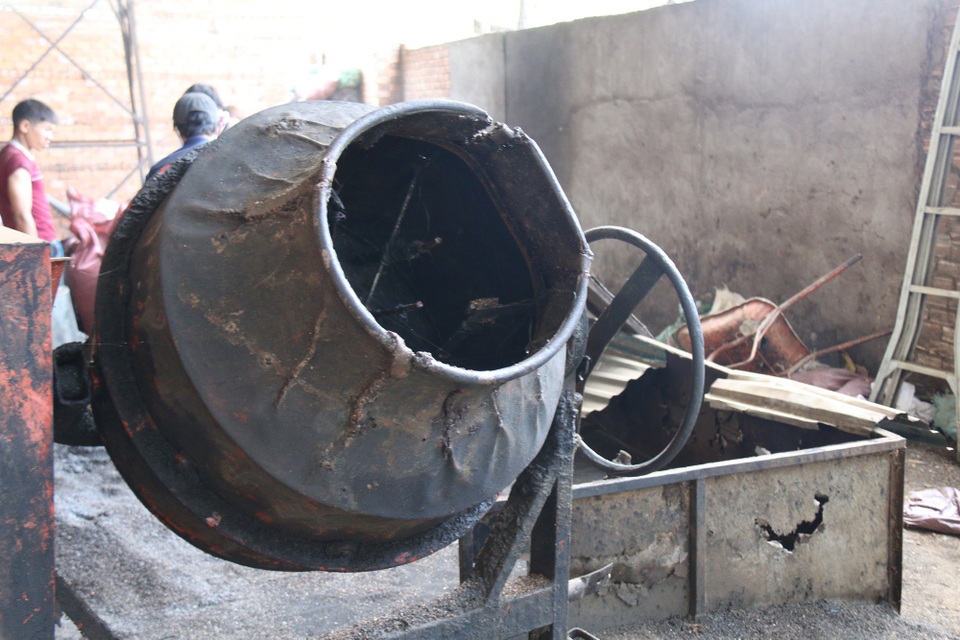 Sau khi ngâm, ủ với nước bột pin, tất cả nguyên liệu được cho vào một máy trộn cỡ lớn để có màu đồng nhất trước khi đưa vào một lò sấy thủ công nằm ngay cạnh đó.