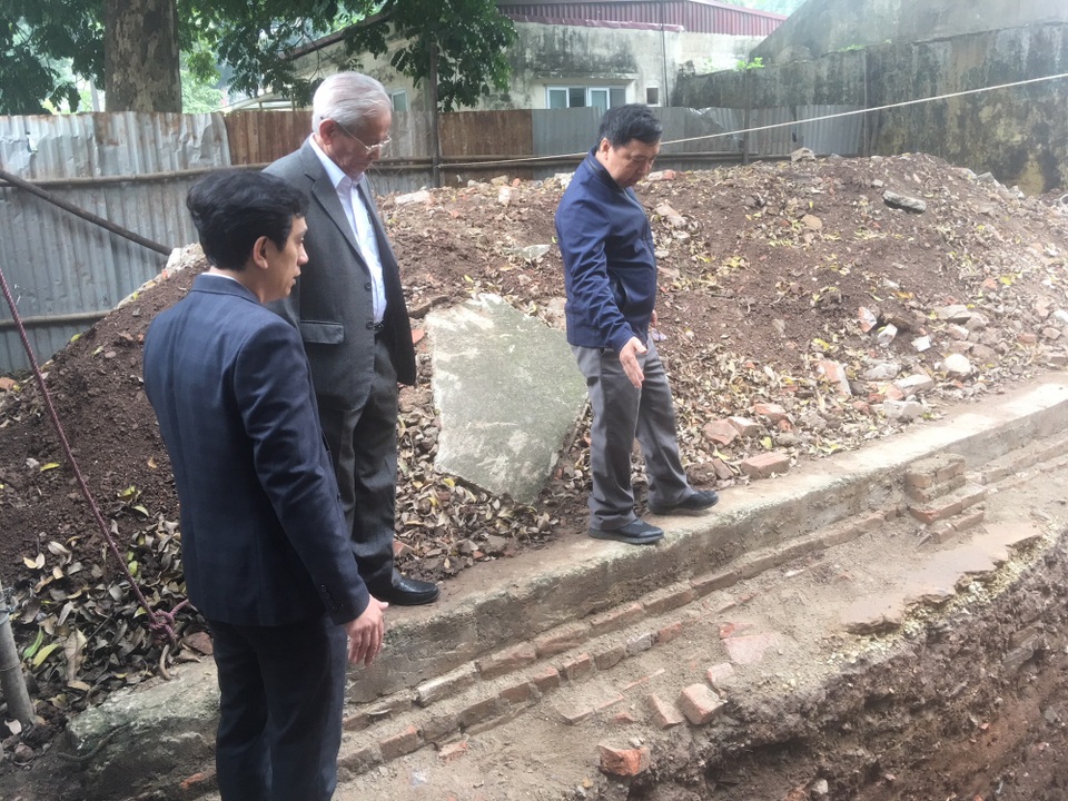 PGS Tống Trung Tín cùng GS Phan Huy Lê và Giám đốc Trung tâm Di sản Hoàng thành Thăng Long tham quan hố khai quật. Ảnh: Tùng Long.