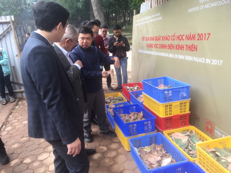 PGS Tống Trung Tín giới thiệu về các di vật tìm thấy ở hố khai quật. Ảnh: Tùng Long.