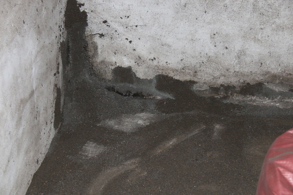 Theo một cán bộ công an địa phương, cơ sở sản xuất cà phê này đi vào hoạt động từ năm 2016, toàn bộ nhân công của xưởng là người địa phương khác được thuê về đây làm. Xưởng nằm ở một bãi đất trống, không gần với khu dân cư và lúc nào cũng đóng cửa kín mít.