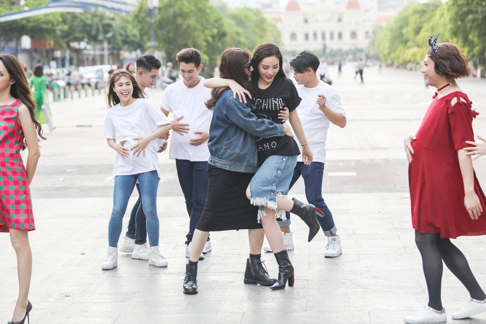 Trấn Thành, Trường Giang, Hứa Vĩ Văn… vác bụng bầu “làm loạn” phố đi bộ - 8 Trong khi đó, Kỳ Duyên và Hứa Vĩ Văn rất thời trang và tình cảm với nhau khi cùng kết đôi trong chương trình.