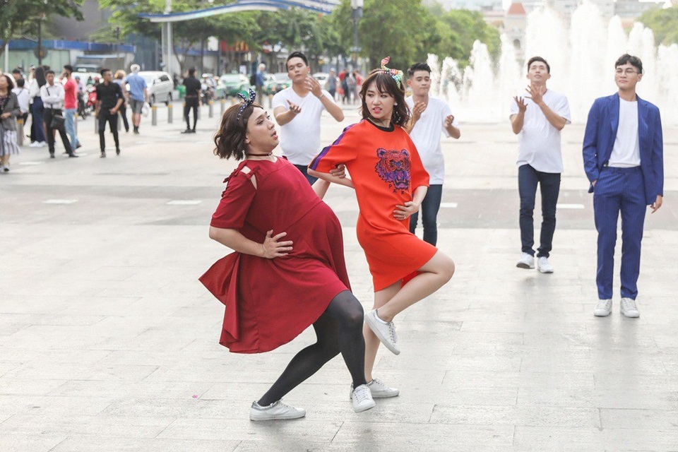 Trấn Thành, Trường Giang, Hứa Vĩ Văn… vác bụng bầu “làm loạn” phố đi bộ - 11 Hari và Trấn Thành nổi bật với trang phục đỏ, cam và không ngừng trêu chọc nhau