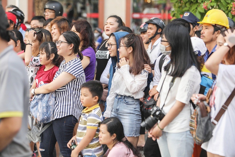 Trấn Thành, Trường Giang, Hứa Vĩ Văn… vác bụng bầu “làm loạn” phố đi bộ - 12 Khán giả tập trung khá đông để theo dõi chương trình ghi hình với sự xuất hiện đặc biệt của các nghệ sĩ