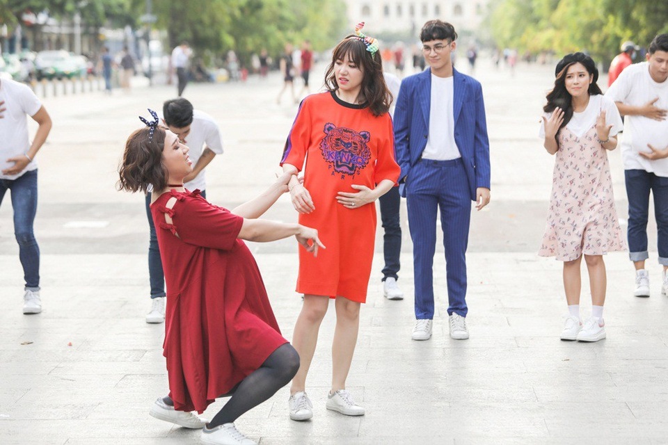 Trấn Thành, Trường Giang, Hứa Vĩ Văn… vác bụng bầu “làm loạn” phố đi bộ - 5 Cặp vợ chồng Hari - Trấn Thành vui vẻ bên nhau khi lần đầu tiên cùng sát cánh trong một chương trình truyền hình thực tế.