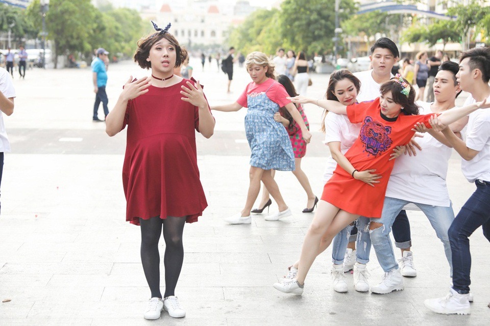 Trấn Thành, Trường Giang, Hứa Vĩ Văn… vác bụng bầu “làm loạn” phố đi bộ - 10 Trấn Thành, Trường Giang, Hứa Vĩ Văn… vác bụng bầu “làm loạn” phố đi bộ - 10