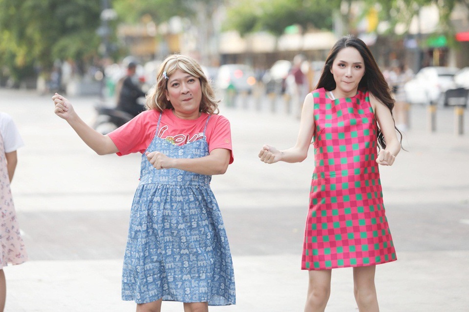 Trấn Thành, Trường Giang, Hứa Vĩ Văn… vác bụng bầu “làm loạn” phố đi bộ - 3 Nếu Trường Giang nữ tính và hài hước với hình tượng này thì Hoa hậu chuyển giới Quốc tế tiếp tục gây ấn tượng bởi vẻ đẹp ngọt ngào, quyến rũ mặc dù đang mang bầu.