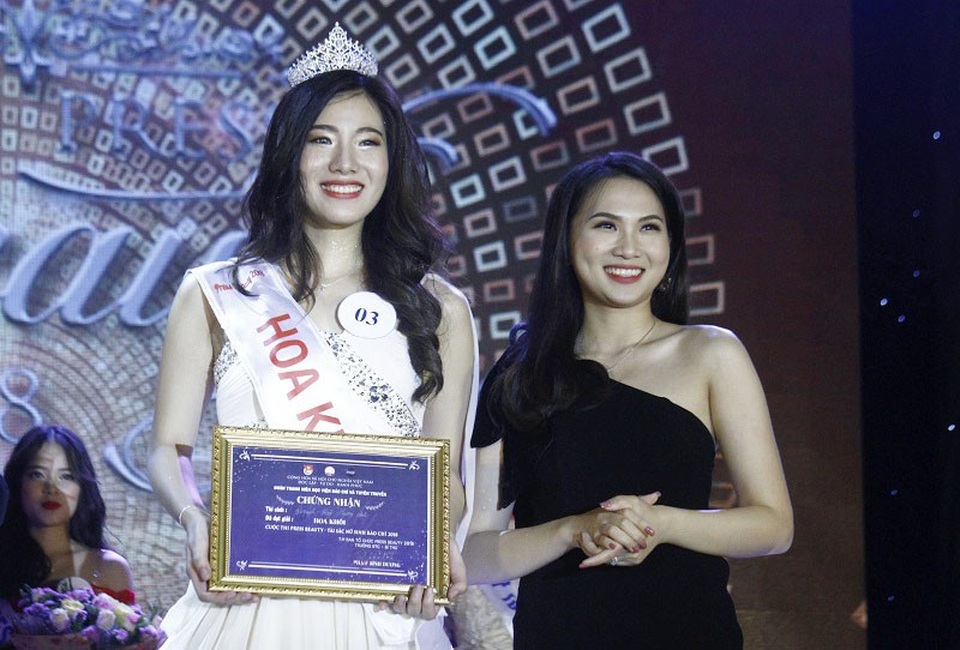 Nữ sinh lớp Triết học đăng quang Hoa khôi trường Báo 2018 - 1 Tân Hoa khôi Nguyễn Hoài Phương Anh rạng rỡ bên cựu Hoa khôi Báo chí 2016 Vũ Phương Anh