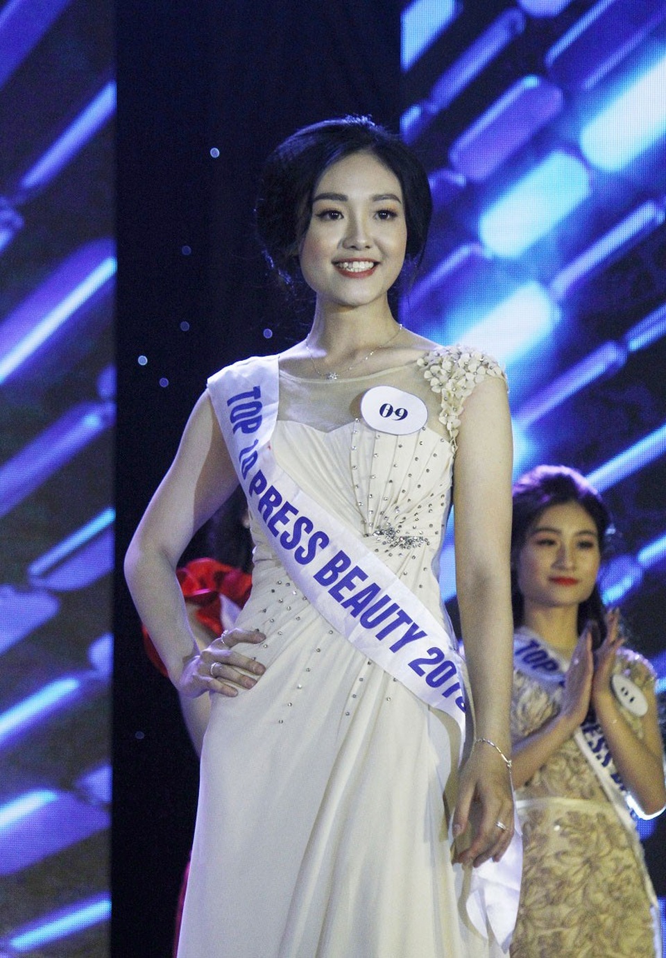 Nữ sinh lớp Triết học đăng quang Hoa khôi trường Báo 2018 - 9 Á khôi 2 Nguyễn Hồng Ngọc rạng rỡ trong trang phục dạ hội