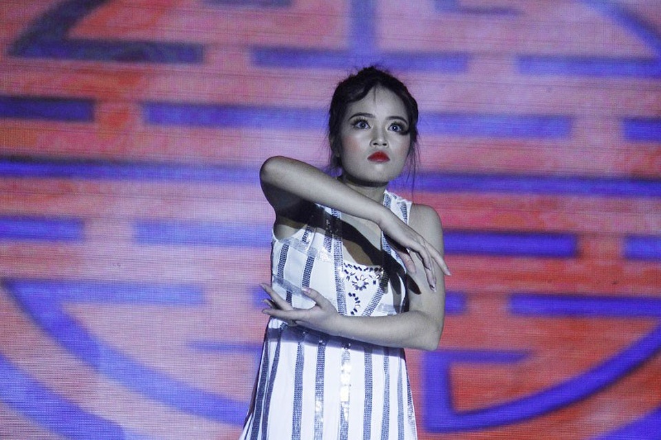 Nữ sinh lớp Triết học đăng quang Hoa khôi trường Báo 2018 - 6 Miss tài năng Nguyễn Thị Cẩm Nhung đầy ma mị trong phần thi tài năng múa Hóa vàng