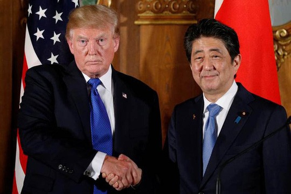 Chuyến đi "nặng gánh" của ông Abe - 1
Tổng thống Mỹ Donald Trump và Thủ tướng Nhật Bản Shinzo Abe bắt tay tại cuộc họp báo ở Tokyo tháng 11-2017 Ảnh: REUTERS