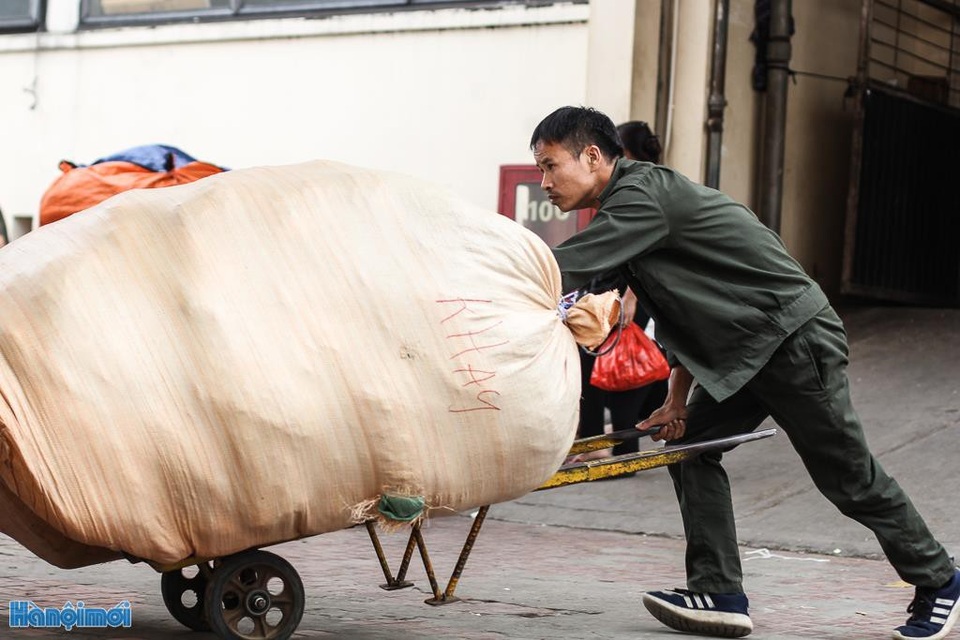 Cực nhọc nghề "cửu vạn" chợ Đồng Xuân - 2 Đối với những bao hàng lớn, người làm cửu vạn| sử dụng những xe đẩy hàng để có thể vận chuyển dễ dàng hơn.