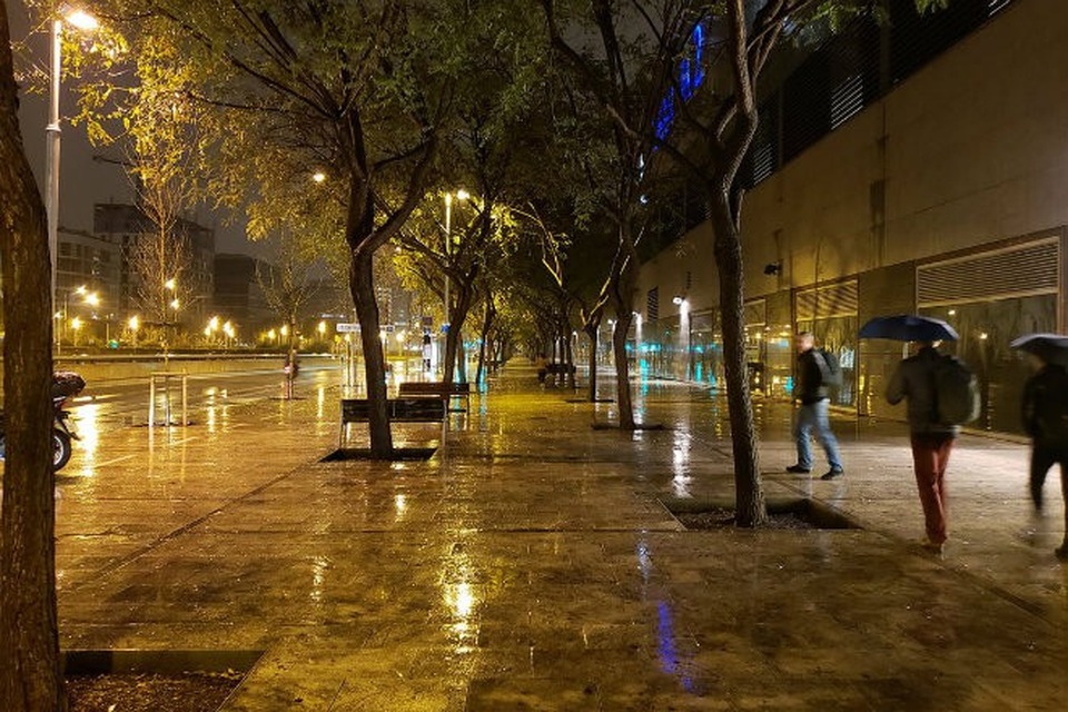 Khẩu độ kép và quay phim siêu chậm: Galaxy S9 lại dẫn đầu xu hướng camera phone - 1 Ảnh đường phố mưa về đêm với camera Galaxy S9 được tái hiện sống động, rõ nét đến từng chi tiết. Khẩu độ mở rộng F/1.5 cho phép Galaxy S9 thu được nhiều hơn 28% ánh sáng vào cảm biến camera so với người tiền nhiệm Galaxy S8.