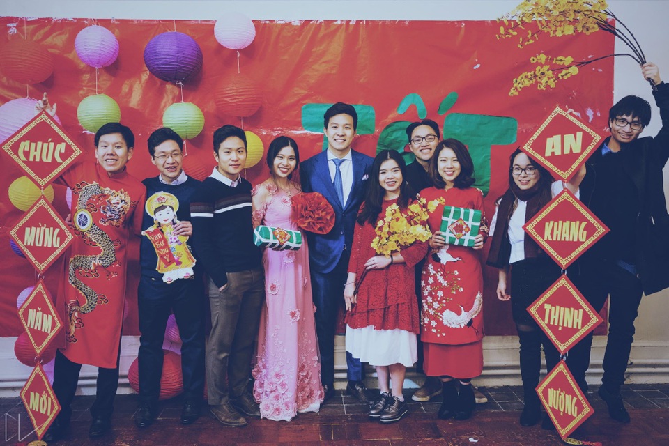 
Bảo Châu (áo dài màu hồng) và Ban Chấp Hành SVUK.
