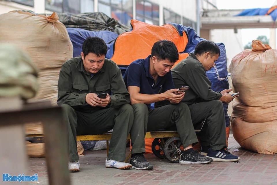 Cực nhọc nghề "cửu vạn" chợ Đồng Xuân - 10 Phút nghỉ ngơi ít ỏi của những nhân viên vận chuyển hàng chợ Đồng Xuân.