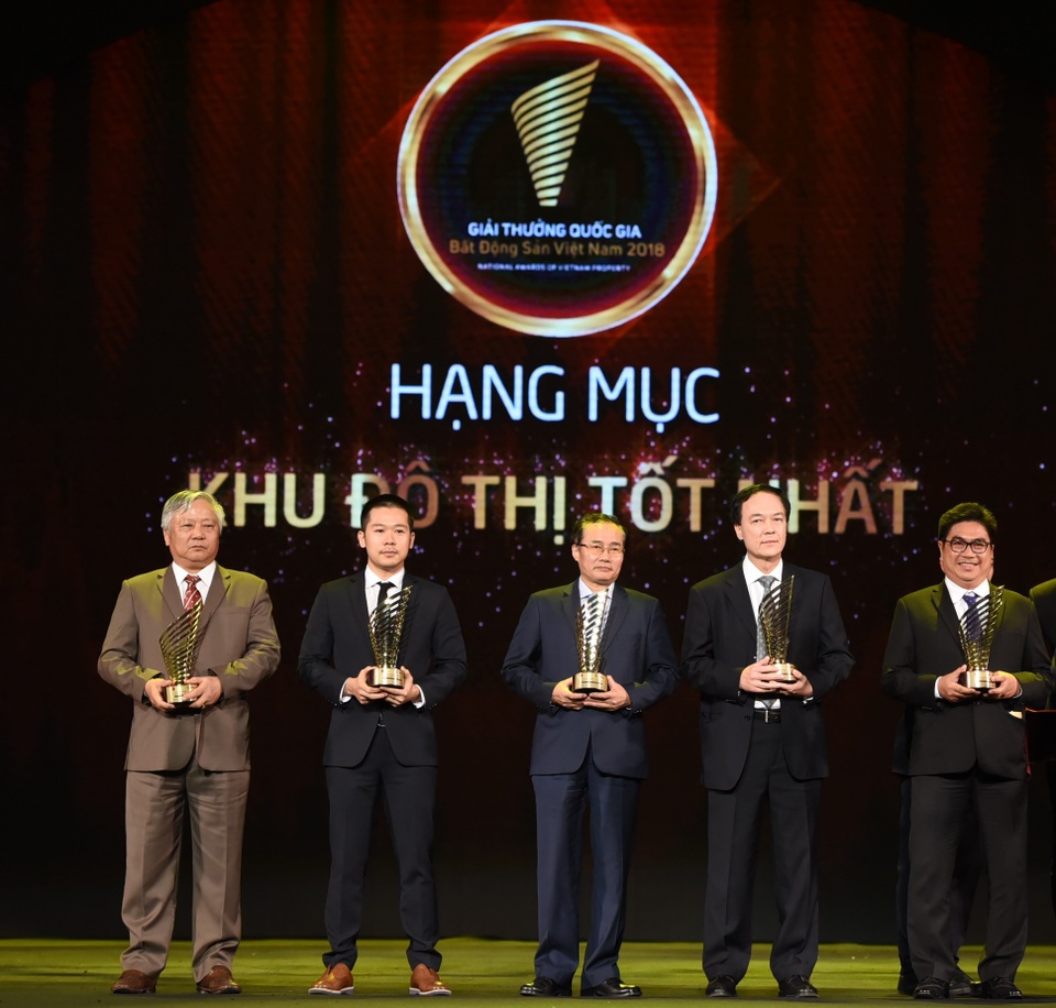 Đô thị kiểu mẫu đầu tiên của cả nước đạt 2 giải thưởng lớn - 2 Đại diện công ty Phú Mỹ Hưng (thứ 2 từ trái sang) nhận giải thưởng Khu đô thị tốt nhất do Bộ trưởng Xây Dựng, ông Phạm Hồng Hà trao.