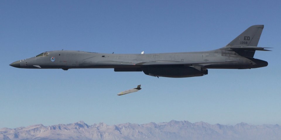 Hai vũ khí Mỹ lần đầu “ra trận” trong cuộc không kích Syria - 2 Máy bay ném bom B-1B thả tên lửa JASSM (Ảnh: BI)