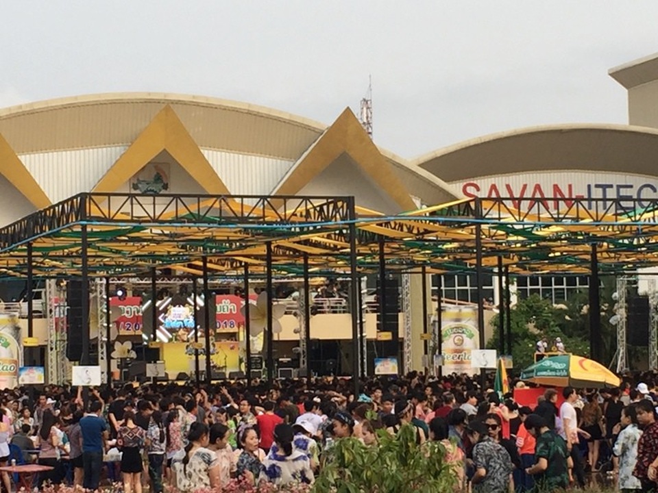 Thú vị ngày Tết trên “đất nước triệu voi” - 5 Người dân vui Tết ở trung tâm tỉnh Savanakhet (Ảnh: Đăng Đức)