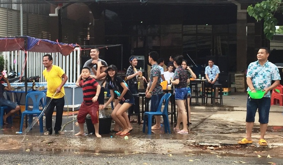 Thú vị ngày Tết trên “đất nước triệu voi” - 1 Người dân đổ ra đường vui Tết (Ảnh: Đ. Đức)