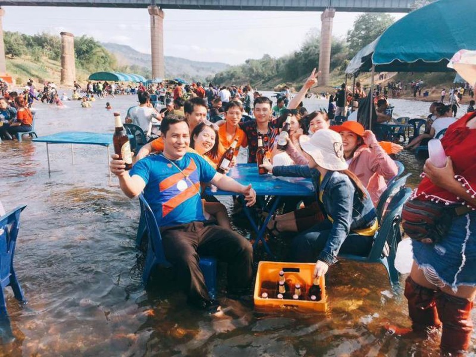 Thú vị ngày Tết trên “đất nước triệu voi” - 2 Người dân Lào vui Tết trên sông