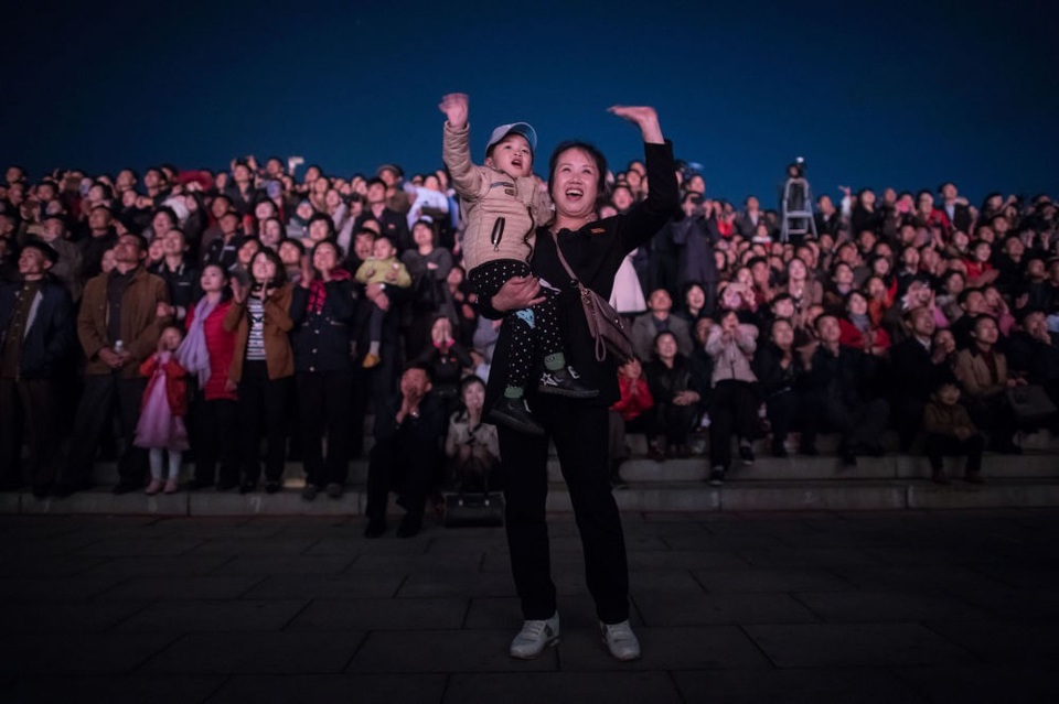 Triều Tiên bắn pháo hoa mừng sinh nhật cố lãnh tụ - 5 Đông đảo người dân xem bắn pháo hoa dọc sông Taedong hôm 15/4.