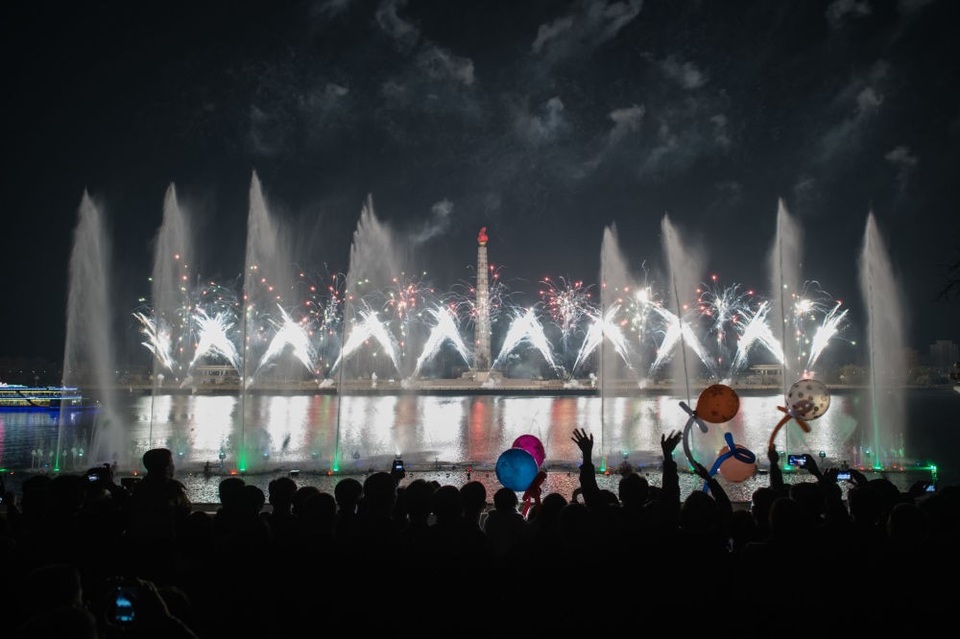 Triều Tiên bắn pháo hoa mừng sinh nhật cố lãnh tụ - 7 Màn bắn pháo hoa đẹp mắt trên sông Taedong ở Bình Nhưỡng.