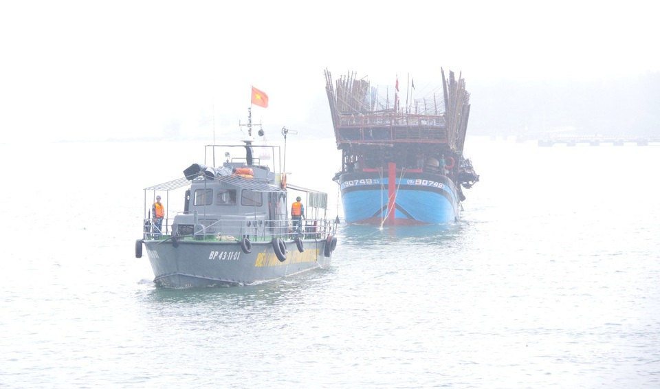 Lai dắt tàu câu mực cùng 48 ngư dân gặp nạn trên biển - 1 Tàu BP43-1101 đang lai dắt tàu QNa 90749TS vào bờ