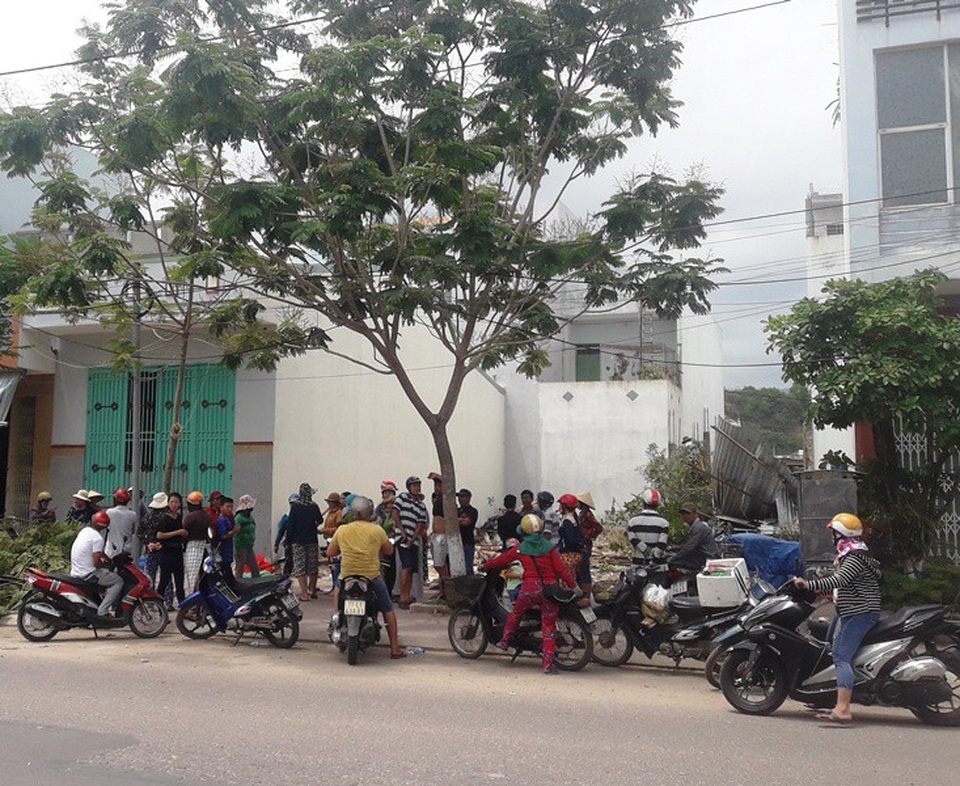 Một phụ nữ tẩm xăng tự thiêu khi bị cưỡng chế nhà - 2
Rất đông người dân hiếu kỳ tụ tập nơi nhà bà L. bị cưỡng chế.