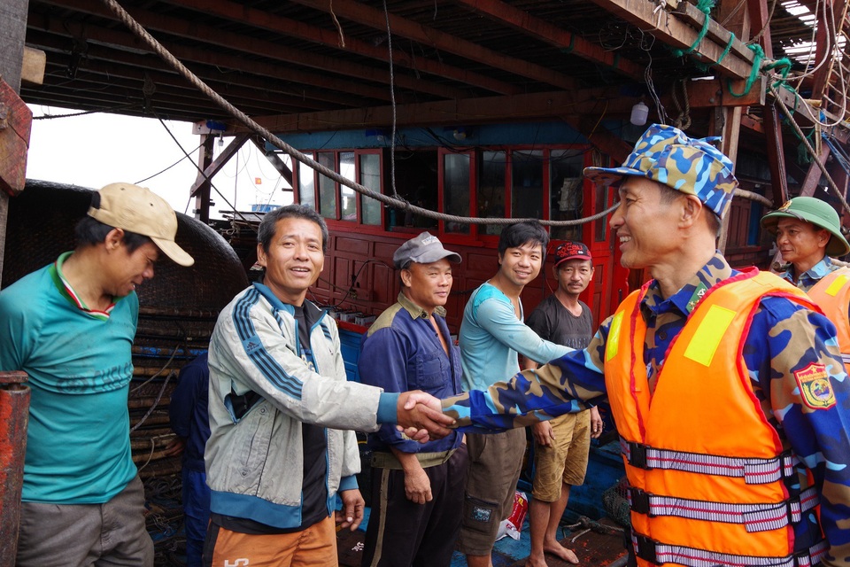 Lai dắt tàu câu mực cùng 48 ngư dân gặp nạn trên biển - 2 Bộ đội Biên phòng thăm hỏi các thuyền viên trên tàu gặp nạn