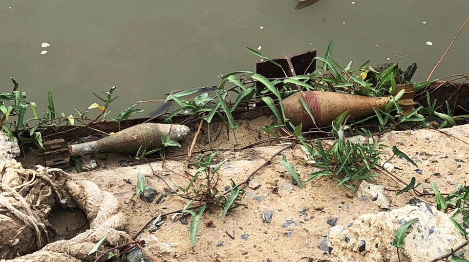 Hai quả đạn cối còn nguyên kíp nổ được phát hiện nằm ven sông Sài Gòn, thuộc phường Bình Khánh, quận 2, TPHCM.