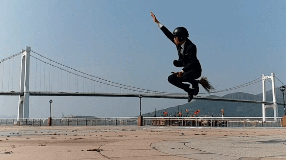 
Cưỡi chổi bay đến nơi làm việc - khoảnh khắc “lơ lửng chậm” sáng tạo và hài hước do một bạn trẻ quay bằng tính năng Super Slow-mo trên Galaxy S9+.
