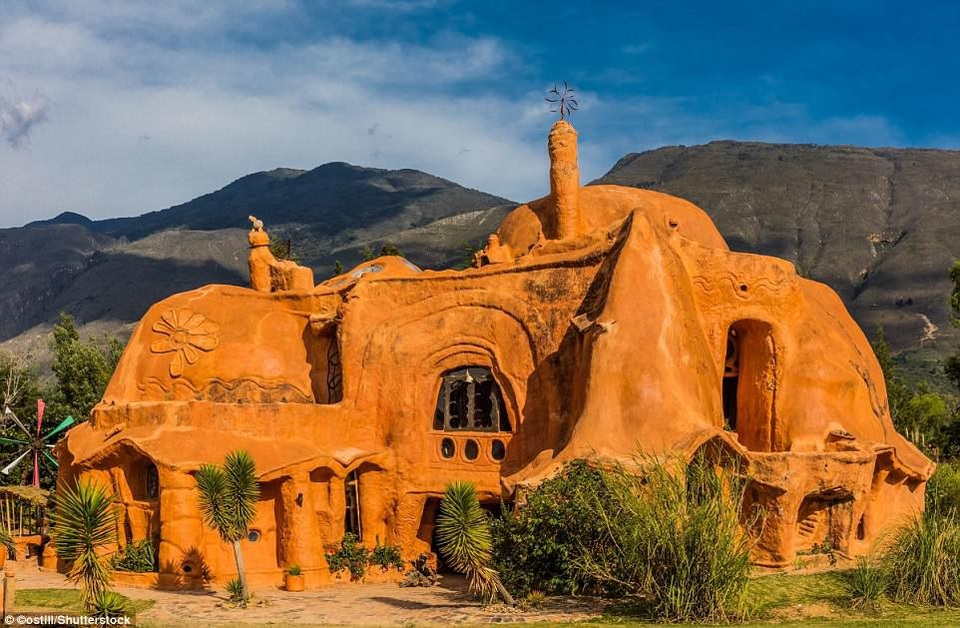 Nhà Casa Terracota ở Villa De Leyva ở Mexico, do Octavio Mendoza thiết kế. Du khách rất ấn tượng với vật liệu tạo nên công trình chính là đất sét. Ngôi nhà trở nên hấp dẫn hơn dưới ánh nắng mặt trời.