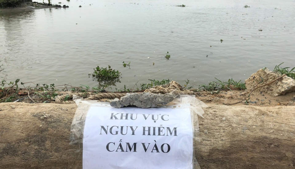 Cơ quan chức năng phong tỏa hiện trường...