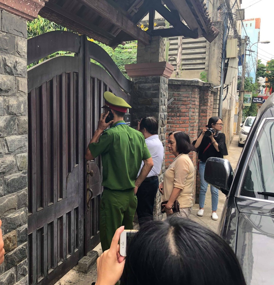 Khám nhà hai nguyên Chủ tịch Đà Nẵng vừa bị khởi tố - 10
Tổ trưởng Tổ dân phố cùng tới chứng kiến buổi khám nhà ông Minh.